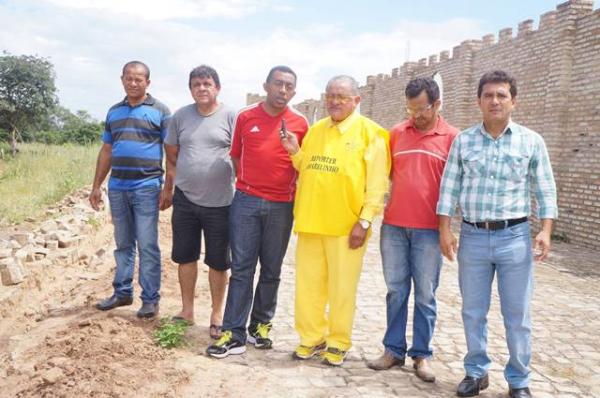 Joel Rodrigues visita obra de ampliação da rede de abastecimento de água em Floriano.(Imagem:ASCOM)