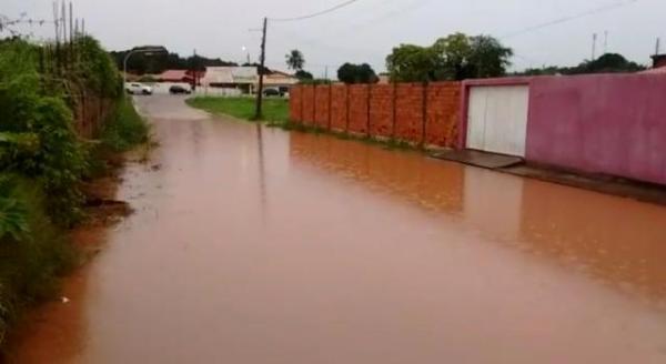 Alagamento na Rua Gabriel Ferreira volta a causar transtornos à população.(Imagem:Reprodução)