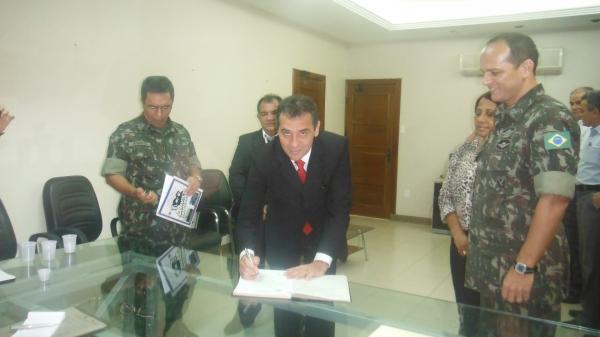 Prefeito toma posse no cargo de presidente da Junta do Servi&ccedil;o Militar.(Imagem:FlorianoNews)