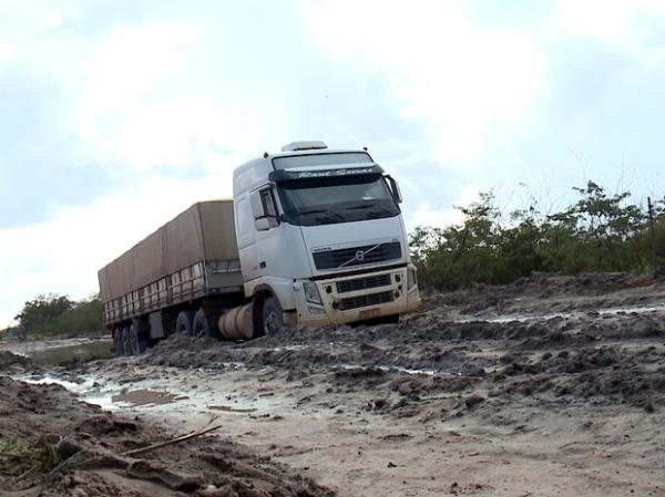 Caminhões atolam na rodovia Transcerrados, no Sul do Piauí.(Imagem:Reprodução/TV Clube)