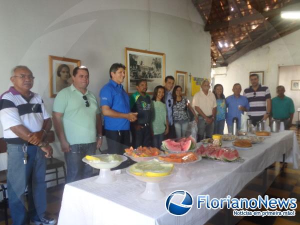 Mesa do café para os homenageados.(Imagem:FlorianoNews)