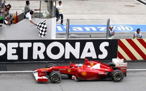 Fernando Alonso leva criticada Ferrari à vitória na Malásia.(Imagem: Agência Reuters)