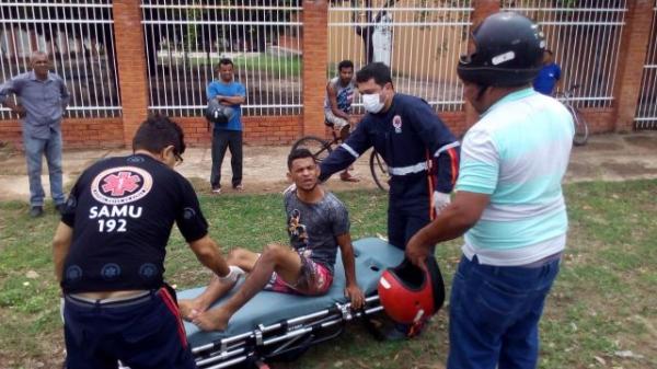 Dupla sofre acidente de moto durante tentativa de fuga da Polícia em Floriano.(Imagem:PiauíNoticias)