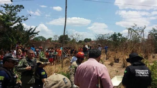 Populares e polícia no local onde o corpo foi encontrado.(Imagem:Éfrem Ribeiro)