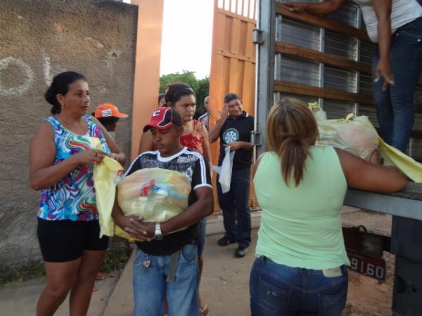 Famílias carentes são beneficiadas com cestas básicas em Floriano.(Imagem:FlorianoNews)