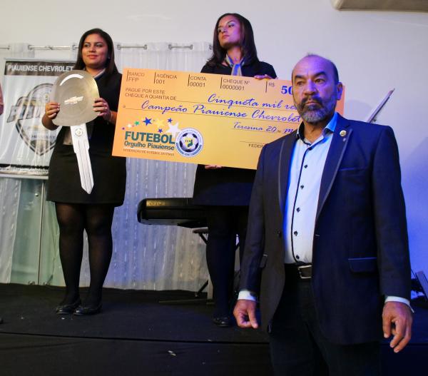 Pres. FFP Cesarino Oliveira com prêmios oferecidos ao campeão piauiense, o Parnahyba.(Imagem:Divulgação)