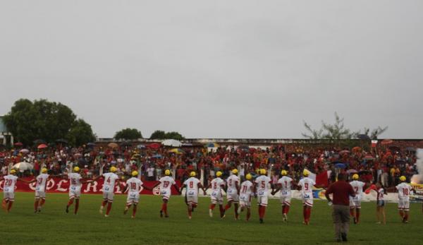 Equipe do 4 de Julho é recebida com aplausos por 5 mil pessoas na Arena Ytacoatiara.(Imagem:Josiel Martins)