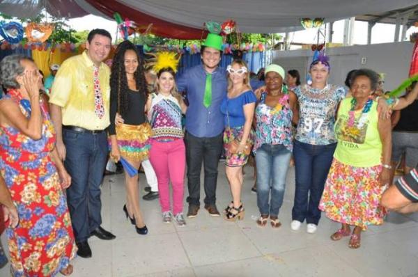 Idosos de Floriano se divertem no Carnaval da Terceira Idade.(Imagem:SECOM)