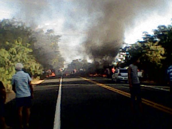 Moradores ateiam fogo em pneus fechando a BR-343 durante duas horas.(Imagem:FlorianoNews)
