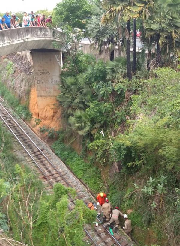 Jovem perde controle de moto e cai cerca de 10 metros na Zona Norte de Teresina.(Imagem:Divulgação/PM)