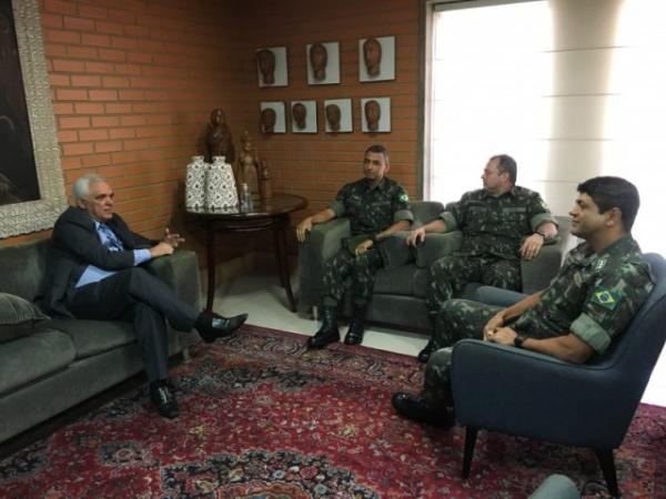 Presidente recebe visita de militares e fala sobre a BR- 222.(Imagem:Alepi)