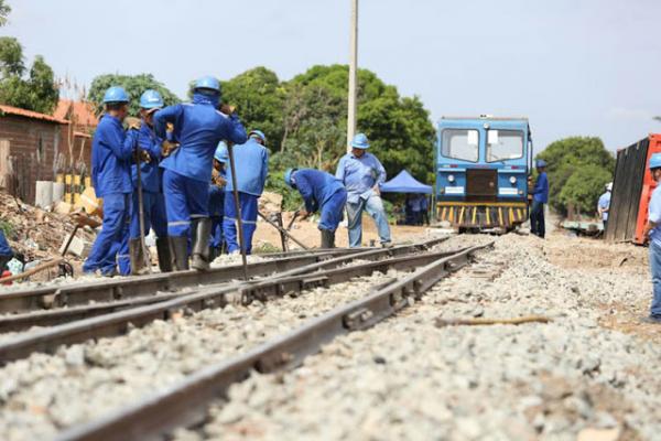 Vagões de trem da Transnordestina descarrilam e tombam em Teresina.(Imagem:Francinaldopublicidades)