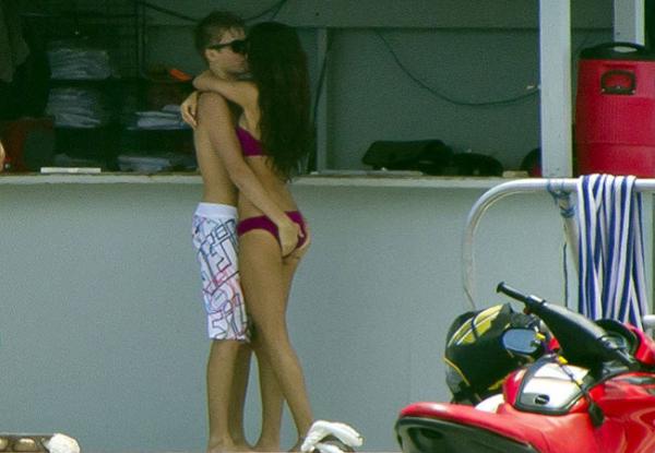 Astro teen foi fotografado trocando beijos e carinhos com Selena Gomez, no Havaí(Imagem:Reprodução)