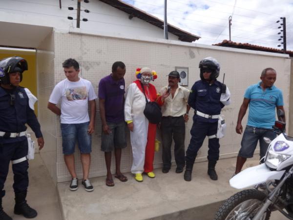 Palhaço Carrapeta faz a alegria das crianças com distribuição de bombons em Floriano.(Imagem:FlorianoNews)