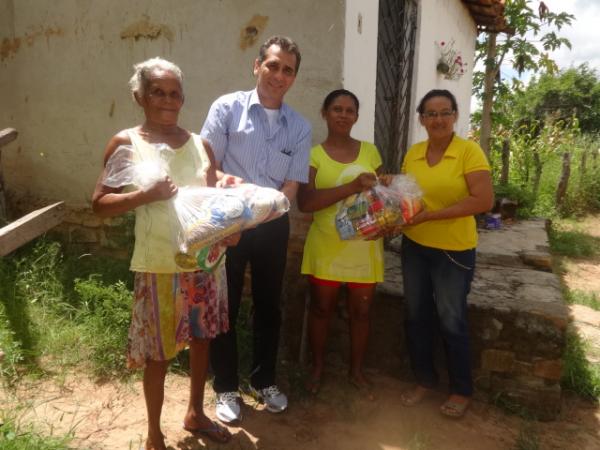 Prefeito Gilberto Júnior distribuiu cestas básicas nas comunidades rurais de Floriano.(Imagem:FlorianoNews)