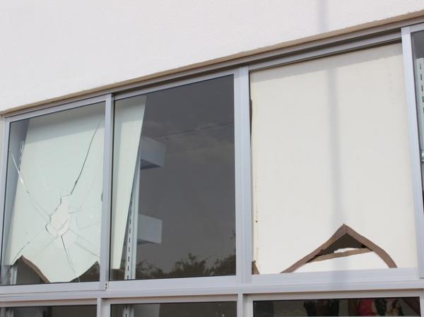 Janelas de vidro do centro recém-inaugurado foram quebradas.(Imagem:Antônio Fontes/G1)
