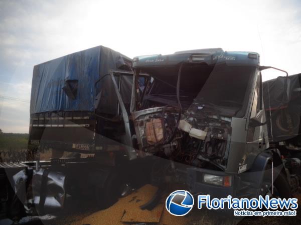 Carretas colidem lateralmente no trevo do Paracati.(Imagem:FlorianoNews)