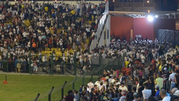 Confusão iniciada do lado de fora chegou à torcida dentro do estádio.(Imagem:Vitor Geron)