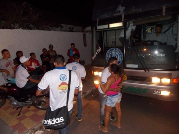 Familiares e amigos forma desejar sorte aos atletas e comissão técnica.(Imagem: Otávio Neto/Campo Maior Em Foco)