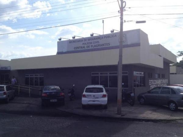 Assaltantes foram levados para a Central de Flagrantes de Teresina.(Imagem:Fernando Brito/G1)