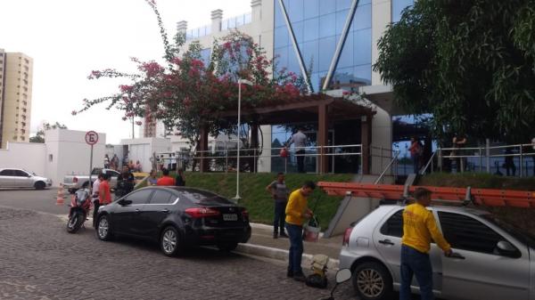 Criminosos invadiram sala no 10º andar de prédio na Zona Leste de Teresina(Imagem:Helder Vilela/TV Clube)