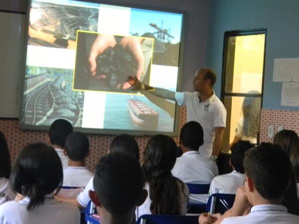 Aula com os alunos da 7ª série sobre a África com a presença de James Carvalho - engenheiro da Vale do Rio Doce na África do Sul.(Imagem:EPP)