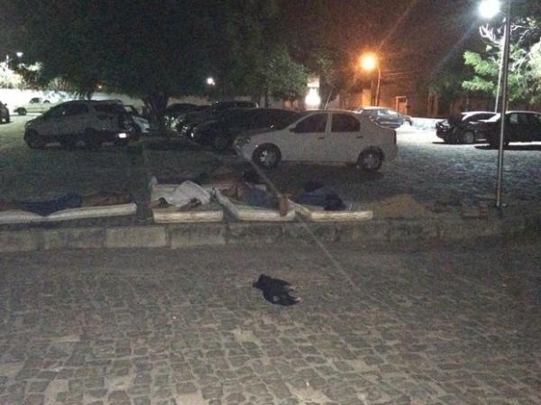 Funcionários do IML dormiram no estacionamento após falta de energia.(Imagem:João Bosco)