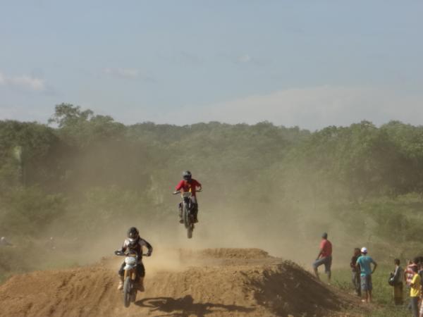 Motocross agita final de semana em Regeneração.(Imagem:FlorianoNews)