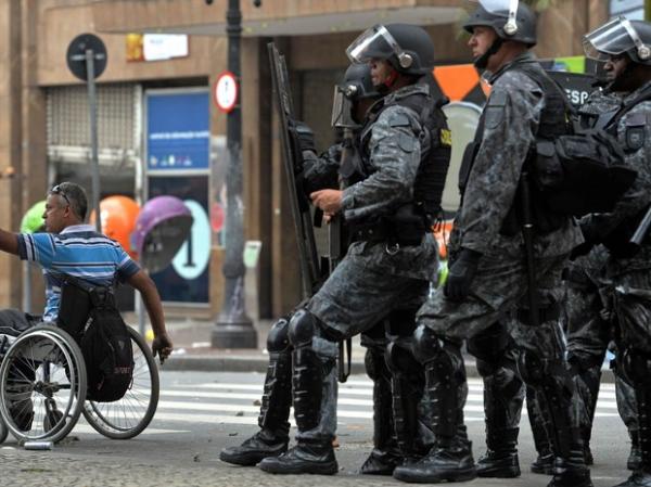 Policiais entraram em confronto com ocupantes de prédio durante reintegração(Imagem:Nelson Almeida/AFP)