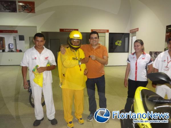 Repórter Amarelinho recebeu nova moto personalizada da Cajueiro Motos.(Imagem:FlorianoNews)