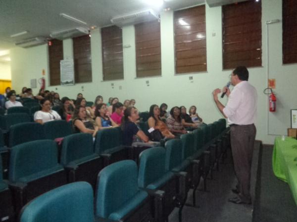 Floriano sedia Encontro do Conselho Regional de Enfermagem do Piauí.(Imagem:FlorianoNews)