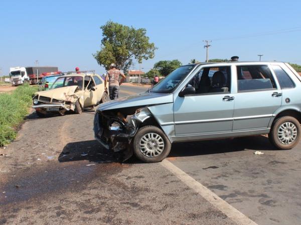 Carros tiveram colisão frontal e moto bateu na traseira de um dos veículos. (Imagem:Gilcilene Araújo/G1)