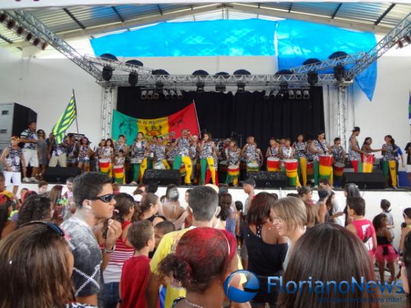 Matinê de carnaval reúne centenas de foliões no CEC. (Imagem:FlorianoNews)