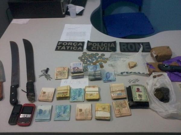 Dinheiro, drogas, facões e celulares foram apreendidos durante operação em Uruçuí (Imagem:Jarbas Lima)