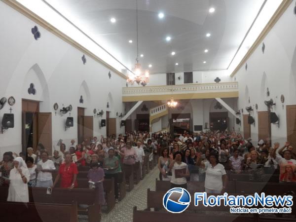 Fieis participaram da celebração da Vigília Pascal em Floriano.(Imagem:FlorianoNews)