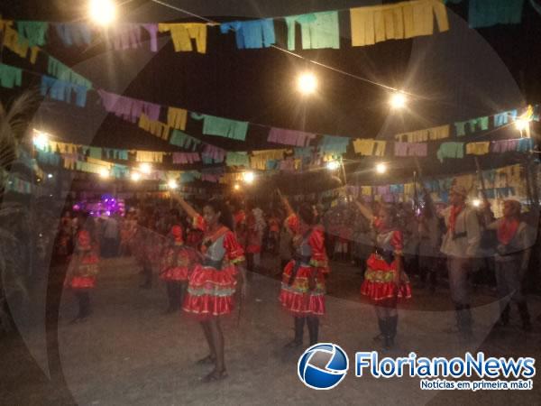 Quadrilhas juninas se apresentaram na 3ª noite de Arrastapé do bairro Tiberão.(Imagem:FlorianoNews)