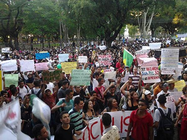 Durante protesto manifestantes encapuzados depredaram ônibus em Teresina.(Imagem:Cidadeverde.com)