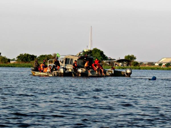 Equipe de 20 mergulhadores faz buscas com barcos na região do naufrágio.(Imagem:Tatiane Queiroz/ G1 MS)