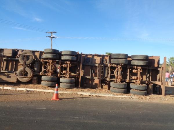 Carreta tomba e espalha carga de milho nas margens da BR-230. (Imagem:FlorianoNews)