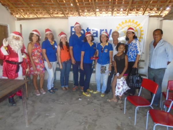 Crianças da localidade Tabuleiro do Mato recebem a visita do Papai Noel.(Imagem:FlorianoNews)