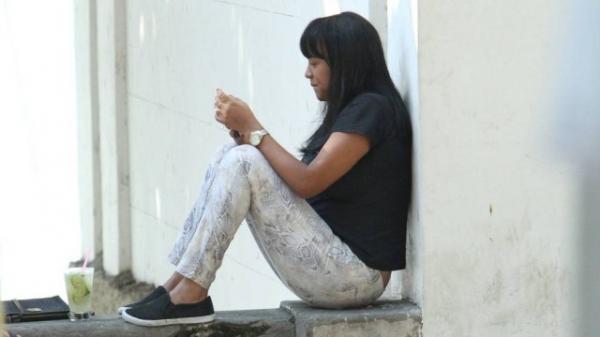 Viviane confere o celular na mureta da Urca, onde ela e Roberto Carlos moram.(Imagem:Sandro Cardozo  )