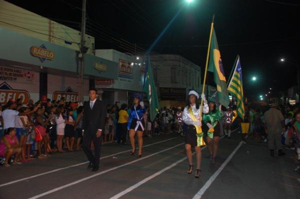 Florianenses prestigiaram o desfile cívico militar de 7 de Setembro.(Imagem:Waldemir Miranda)