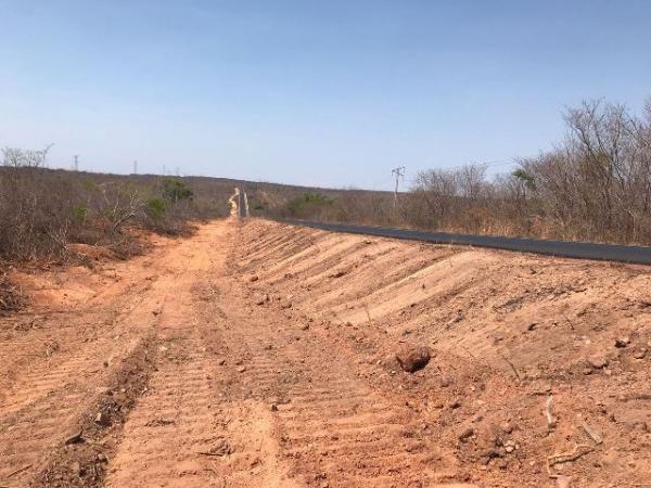 BR 135: lateral da pista mostra enorme desnível entre o leito da rodovia e o que deveria ser o acostamento.(Imagem:Divulgação)