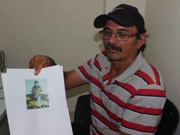 Raimundo Bezerra exibe foto do irmão que não vê há 28 anos.(Imagem:Gustavo Almeida/G1)