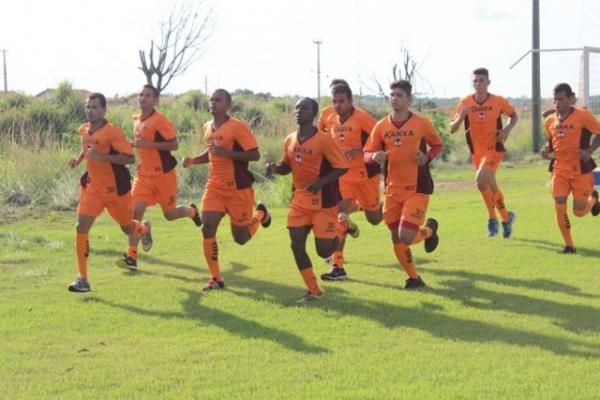 Elenco do River-PI corre em volta do campo principal do CT Afrânio Nunes.(Imagem:Ramiro Pena)