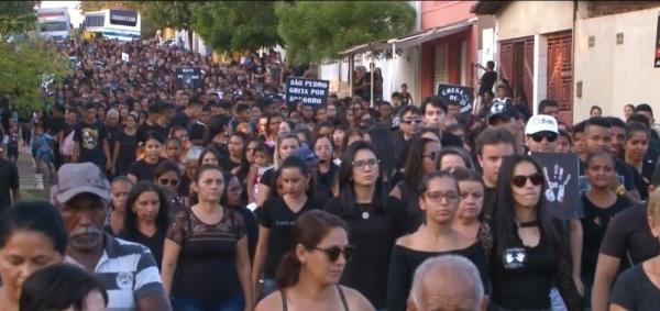 Crime revoltou a popula&ccedil;&atilde;o de S&atilde;o Pedro do Piau&iacute;, que realizou caminhada pedindo paz.(Imagem:Reprodu&ccedil;&atilde;o TV Clube)