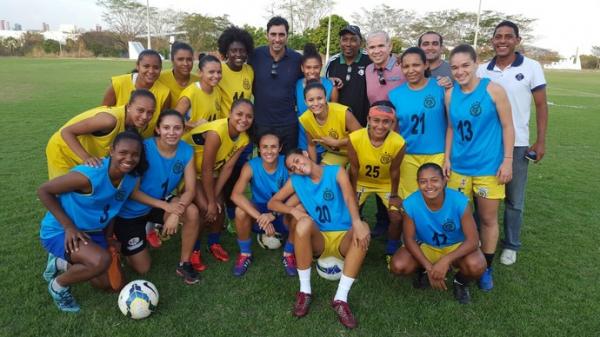 Comissão do Fla-PI visita CFAP e tira foto com Tiradentes, equipe feminina na semifinal do Brasileiro.(Imagem:Lívia Barradas)