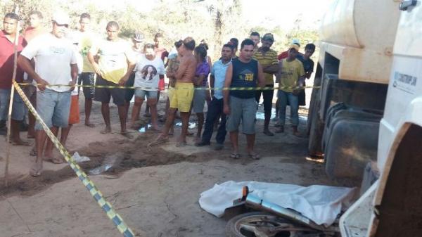 Idoso morre atropelado por caminhão-pipa e população tenta queimar veículo.(Imagem:Cidadeverde.com)