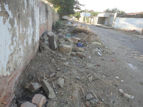 Entulho e lixo nas ruas, uma rotina em Floriano.(Imagem:FlorianoNews)