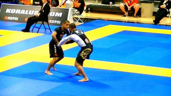 Marcus Adriano lutando na modalidade Jiu-Jitsu sem quimono.(Imagem: Divulgação)